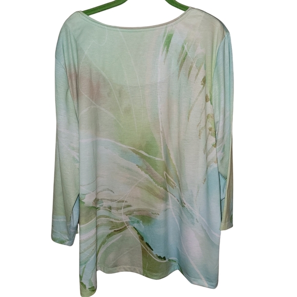 Women's Green Abstract plus size top - Picture 2 of 2